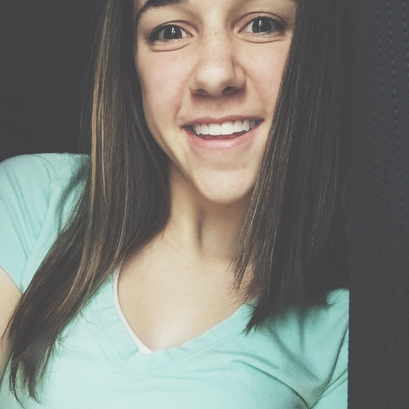 Alyssa Desplinter - Poshmark Profile Picture of Alyssa Desplinter (@adesplinter) on Poshmark