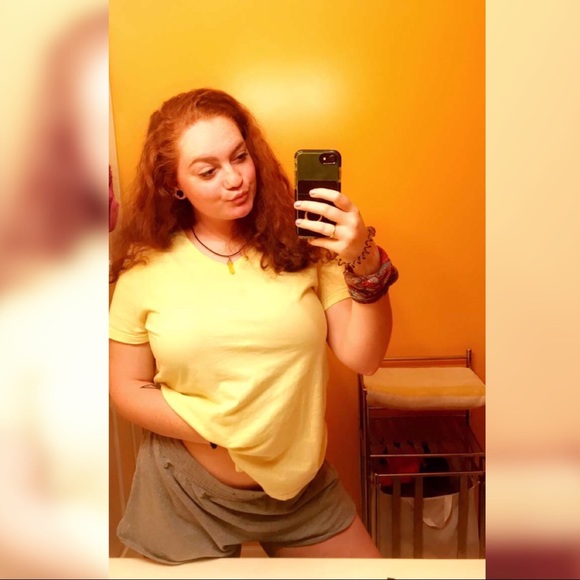 Profile Picture of Emily Lamay (@littlelubell14) on Poshmark