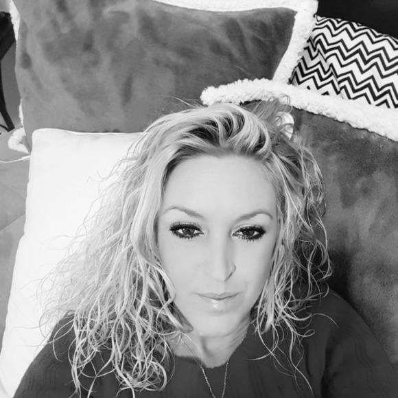 Profile Picture of Melanie Widener (@mwidener33) on Poshmark