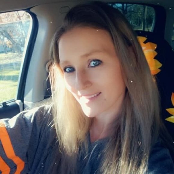 Profile Picture of Lisa Dobbs (@jlaerml) on Poshmark