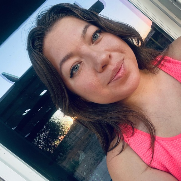 Profile Picture of Chloe Angulo (@chloe_tiffany25) on Poshmark