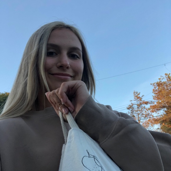 Profile Picture of Jacqueline Achtymichuk (@jachtymichuk) on Poshmark