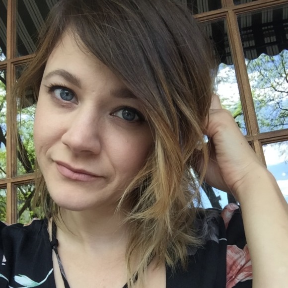Profile Picture of Laura Decker (@lauradex) on Poshmark