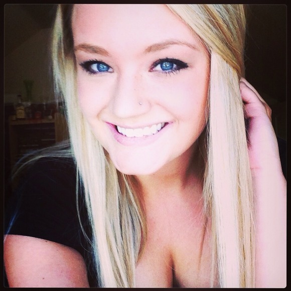 Profile Picture of Shannon Pitcher (@shannonschwecke) on Poshmark
