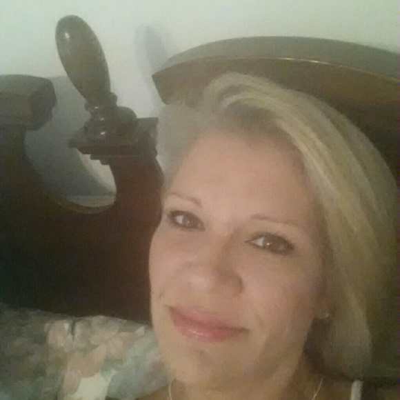 Profile Picture of Lee Carver (@lcarver) on Poshmark