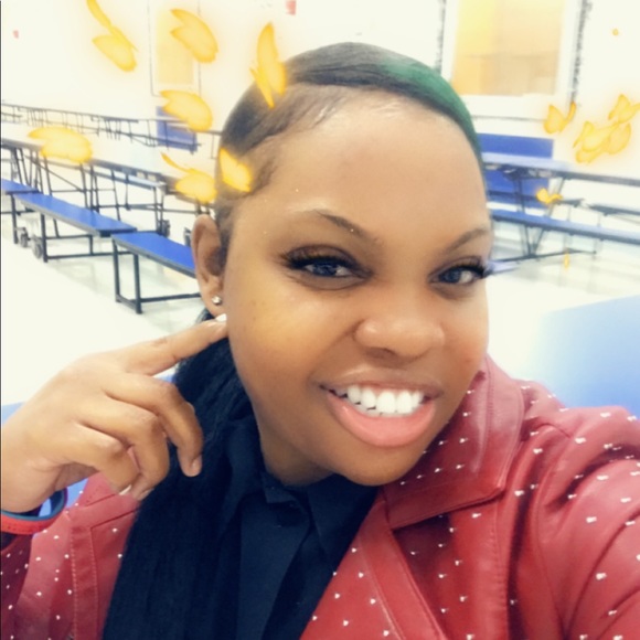 Profile Picture of Javonna Daniels (@vonna27) on Poshmark
