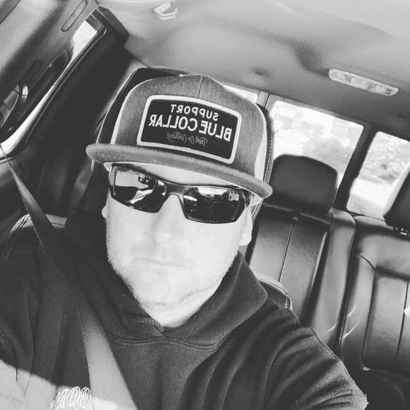 Profile Picture of Jeffrey Perry (@jeffreyperry080) on Poshmark