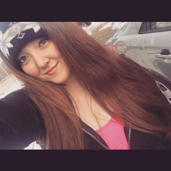 Profile Picture of Hannah Woolson (@hannahmariexo_) on Poshmark