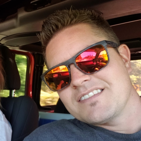 Profile Picture of Martin Leroux (@martlerou) on Poshmark