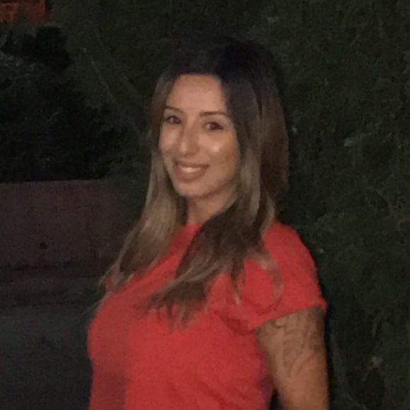 Profile Picture of Bianca Medeiros (@biancamede) on Poshmark