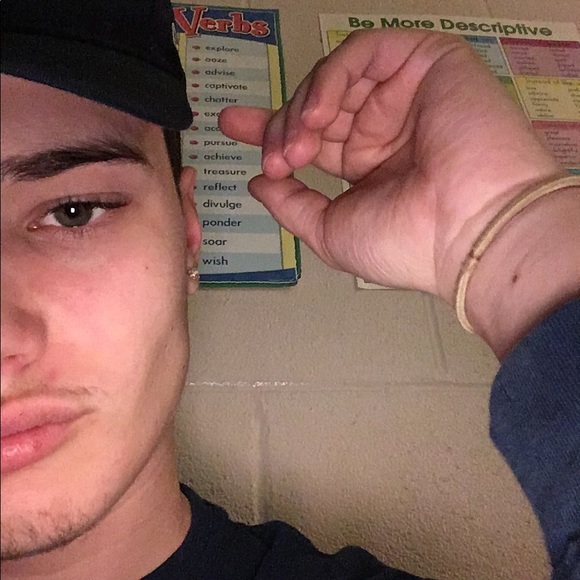 Profile Picture of Andrew Leake (@andrewleake) on Poshmark