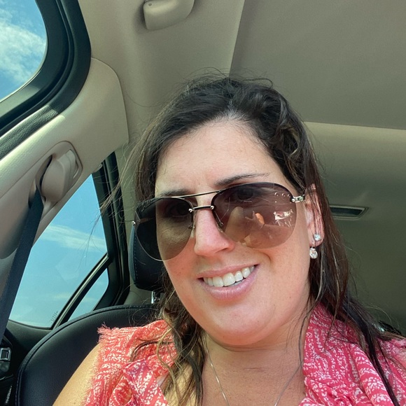 Profile Picture of Melinda Wasylyk (@melindapige) on Poshmark