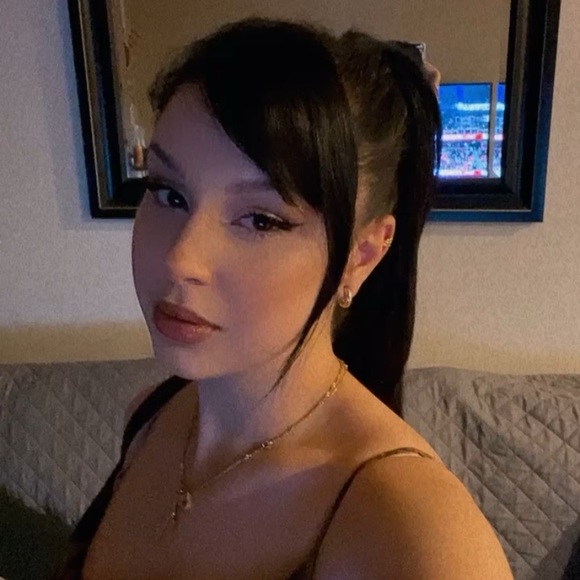 Profile Picture of Isabelle Rose (@belleapacible) on Poshmark