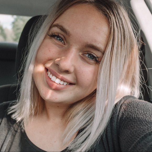 Profile Picture of Emily Slavinsky (@emily_slavinsky) on Poshmark