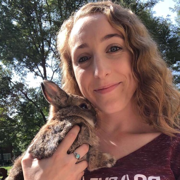 Profile Picture of Ruth Hudson (@ruthhudson88) on Poshmark