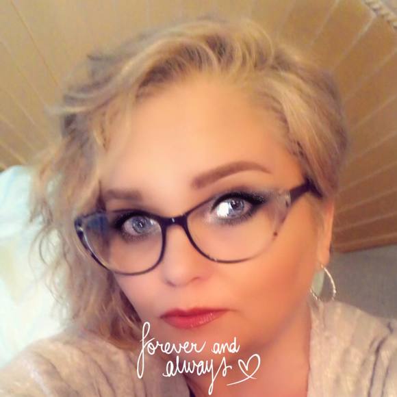 Profile Picture of Donna Keeler (@dmkeeler_9987) on Poshmark