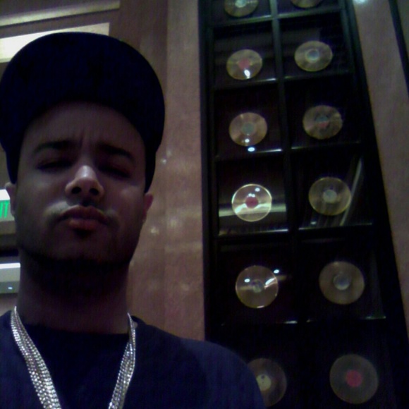 Profile Picture of Kevin Leonardo (@chinx_bronx) on Poshmark