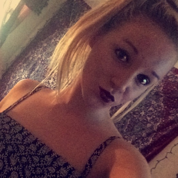 Profile Picture of Alicia Kelly (@aliciaaakelly) on Poshmark
