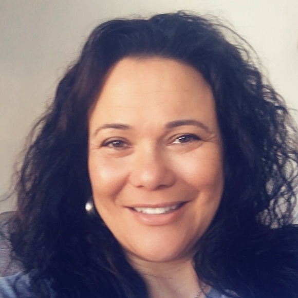 Profile Picture of Kim Ireland (@kim_ireland) on Poshmark