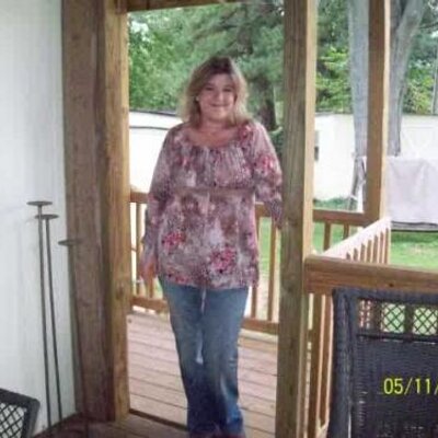 Profile Picture of Renee Wolfe (@mikesgirl14) on Twitter