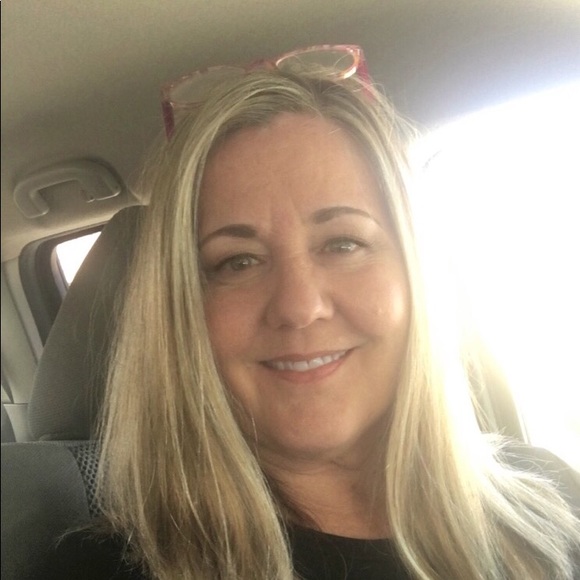 Profile Picture of Sandra Hicks (@sndyhcks) on Poshmark