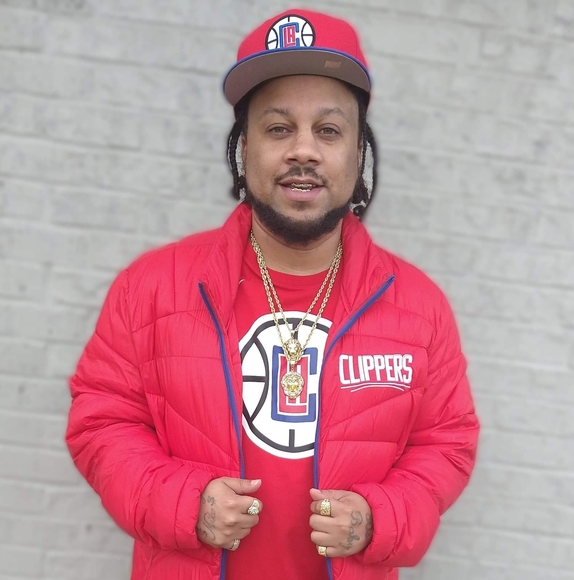 Profile Picture of Mike Valentine (@greeneyemike) on Poshmark