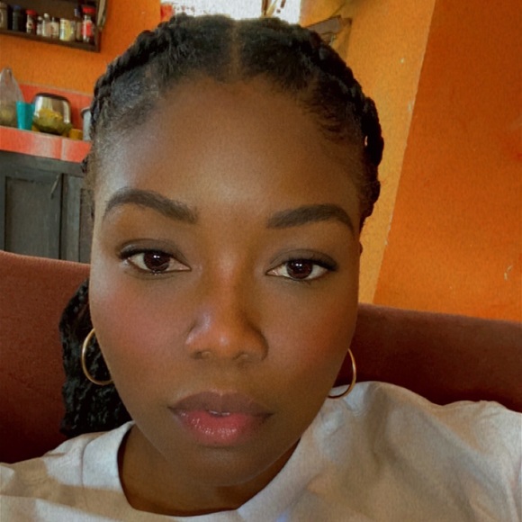 Profile Picture of Ellen Alvarez (@ellen_alvarez) on Poshmark