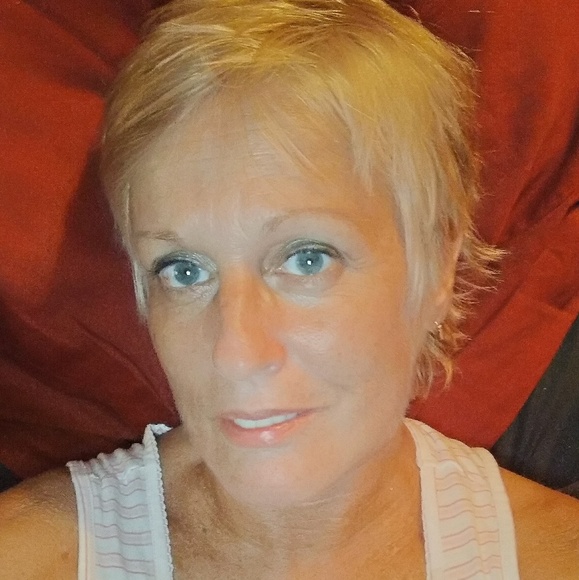 Profile Picture of Lisa Kishkon (@lisak1960) on Poshmark