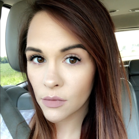 Profile Picture of Danielle Vaughn (@danielle_vaughn) on Poshmark