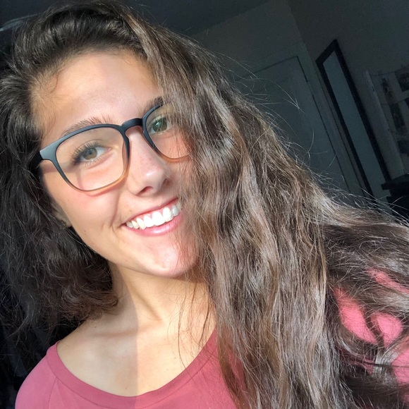 Profile Picture of Danielle Perron (@dp14) on Poshmark