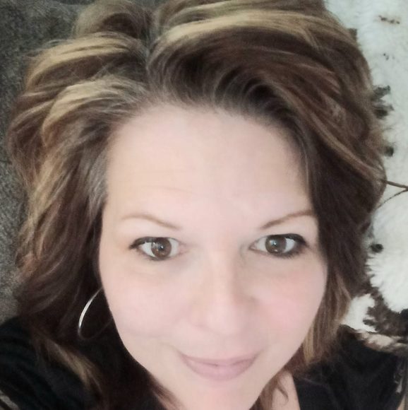 Profile Picture of Michelle- Buczkowski (@buzzz213) on Poshmark