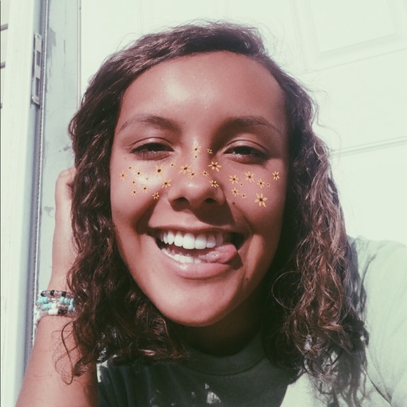 Profile Picture of Chloe Petree (@chloe_1214) on Poshmark