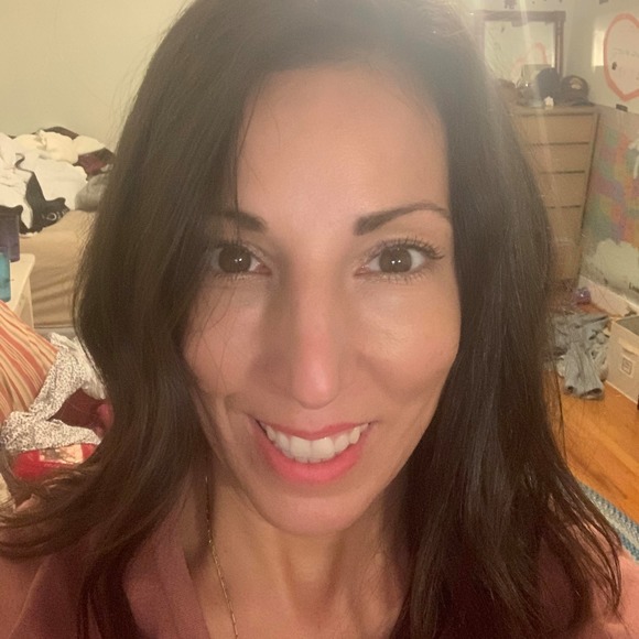 Profile Picture of Jennifer Piacente (@yrosep98) on Poshmark