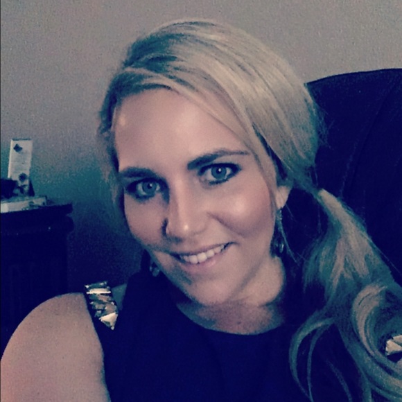 Profile Picture of Danielle Dickson (@ddickson86) on Poshmark