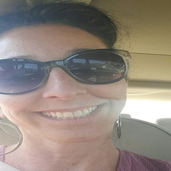 Profile Picture of Dana Giraldin (@giraldin44) on Poshmark