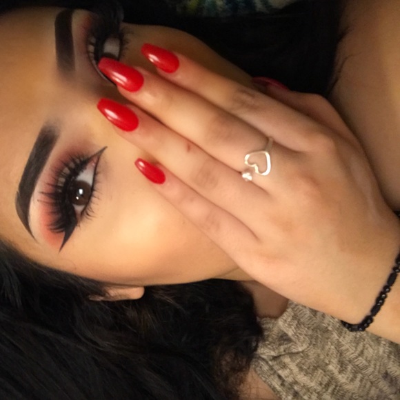 Profile Picture of Daniela Araujo (@daniielaa1699) on Poshmark