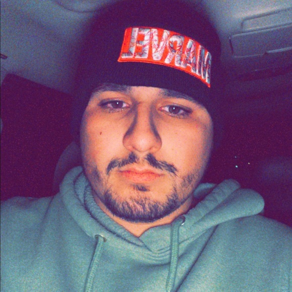 Profile Picture of David Nee (@daven521) on Poshmark
