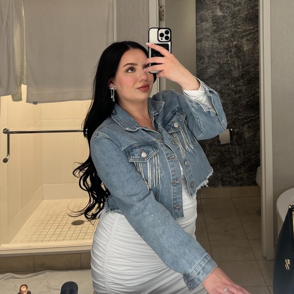 Profile Picture of Alyssa Derringer (@derringer) on Poshmark