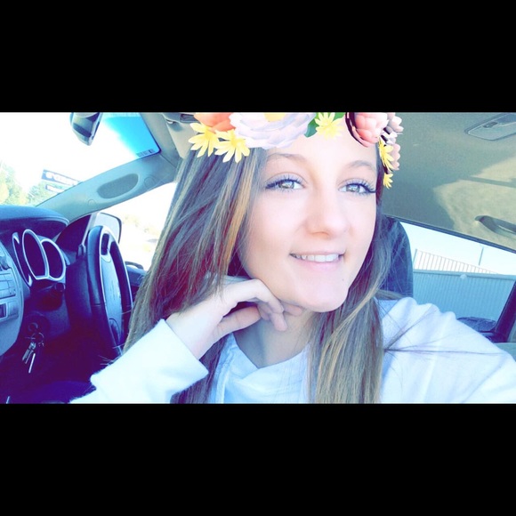 Profile Picture of Hannah Manning (@hannahkd_19) on Poshmark