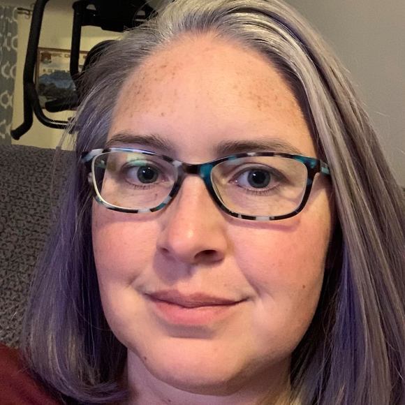 Profile Picture of Amber Adamson (@loakii) on Poshmark