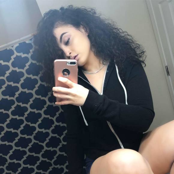 Profile Picture of Emma Shomperr (@emmashomperr) on Poshmark