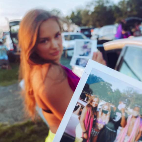 Profile Picture of Christie Jewett (@christiej82) on Poshmark