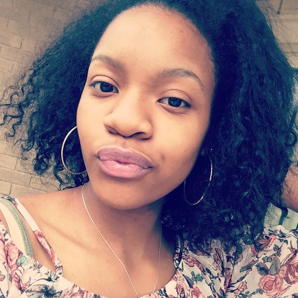 Profile Picture of Vanessa Booth (@niessa325) on Poshmark
