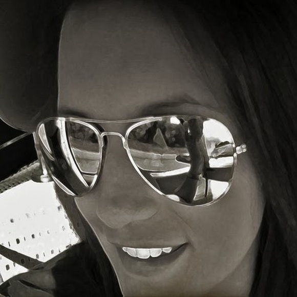 Profile Picture of Amanda Silvera (@asilve00) on Poshmark