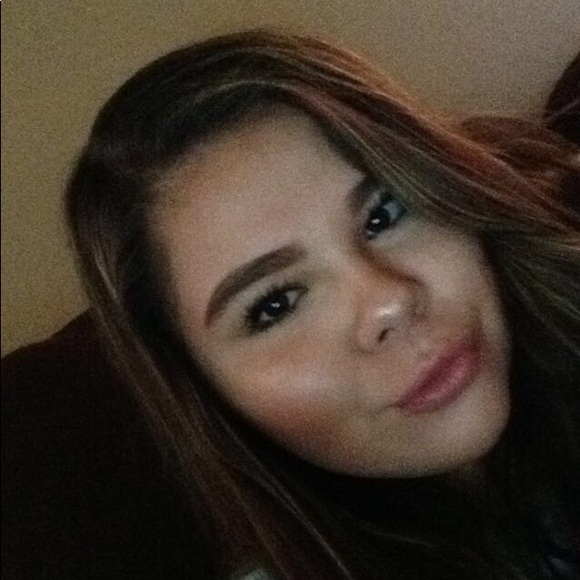 Profile Picture of Sarah Bustamante (@sarah_busta21) on Poshmark