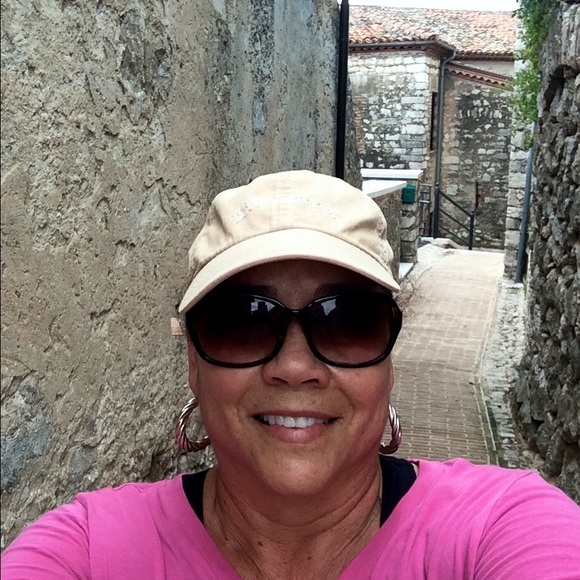 Sherilynn Cooke - Poshmark Profile Picture of Sherilynn Cooke (@poshsher) on Poshmark