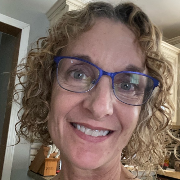 Profile Picture of Ruth Hannebrink (@ruthhannebrink) on Poshmark