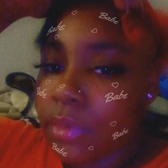 Profile Picture of Teriauna Shandrel (@mollycruver) on Poshmark