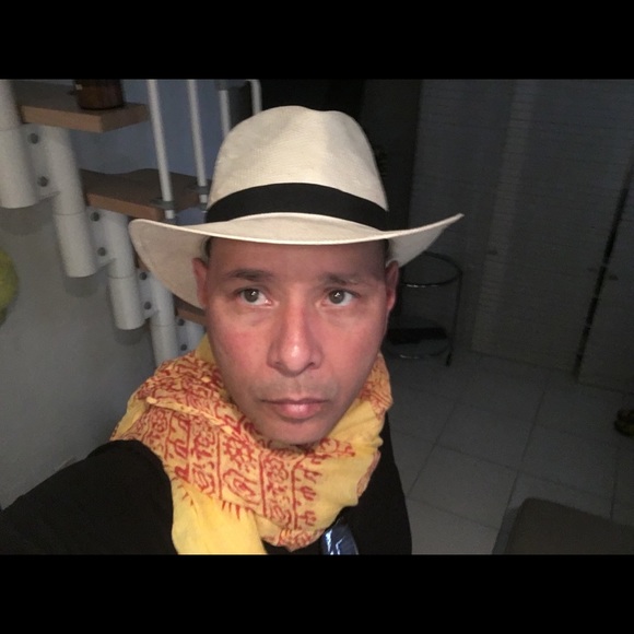 Profile Picture of Alex Oramas (@alex7886) on Poshmark