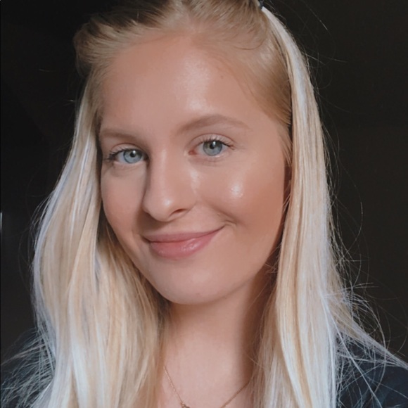 Profile Picture of Ellie Dollinger (@ellie_dollinger) on Poshmark